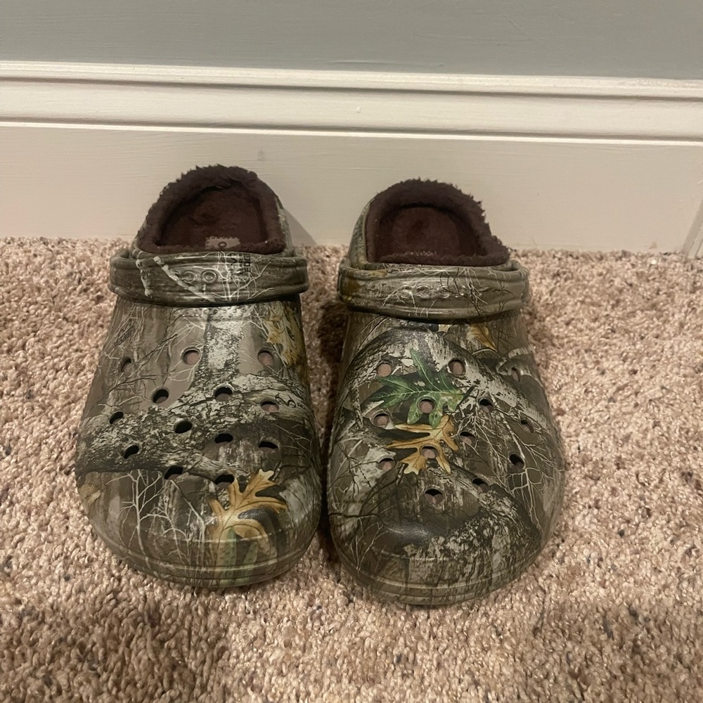 Mens camo crocs with fur inside - size 10